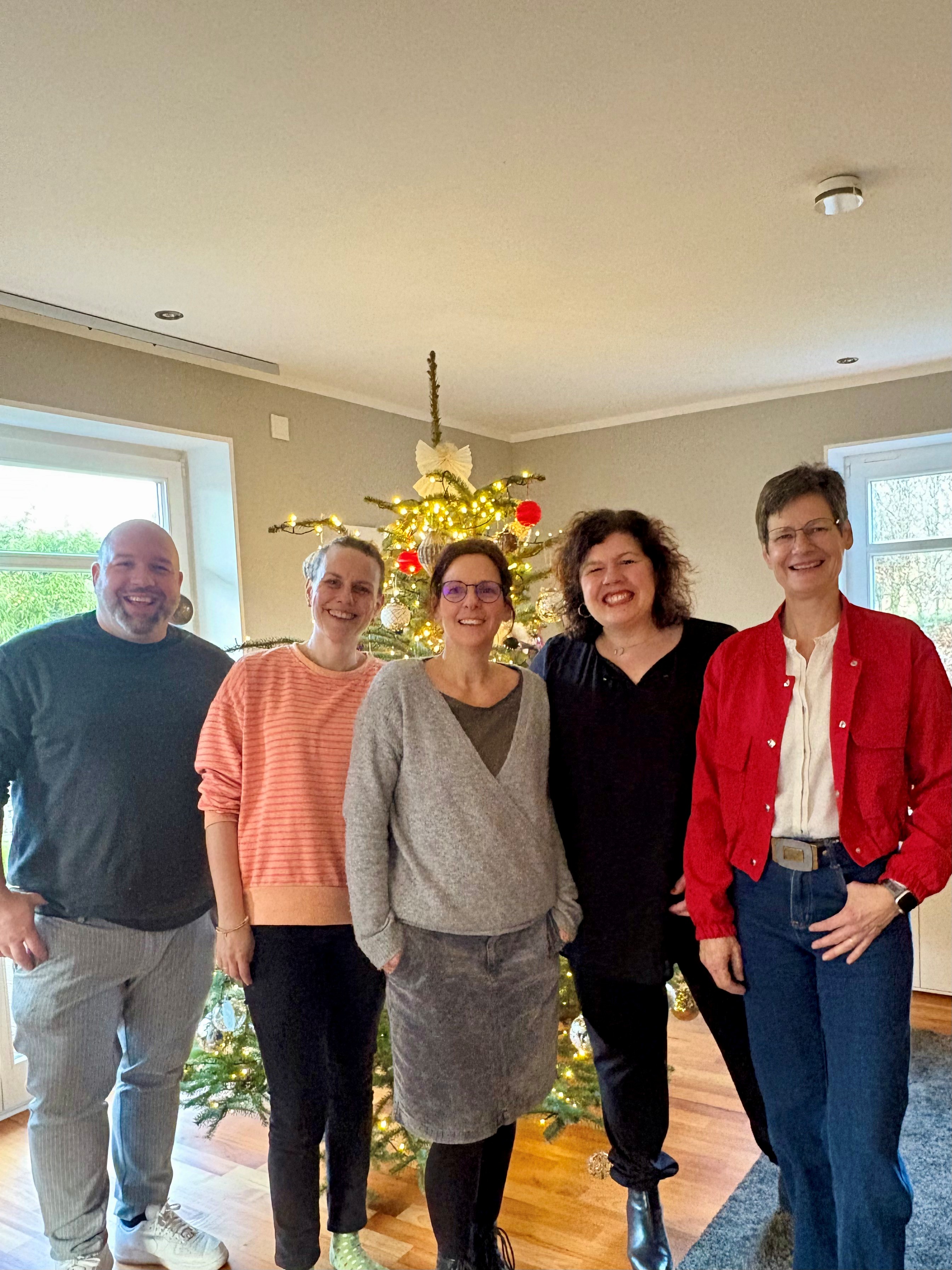 2025_12_18_Team_Weihnachten_bearb. 2025_12_18_Team_Weihnachten_bearb.